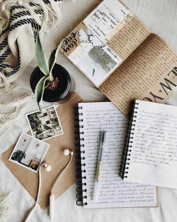 整洁桌面上的笔记本与书写工具，呈现安静记录和清爽书写氛围